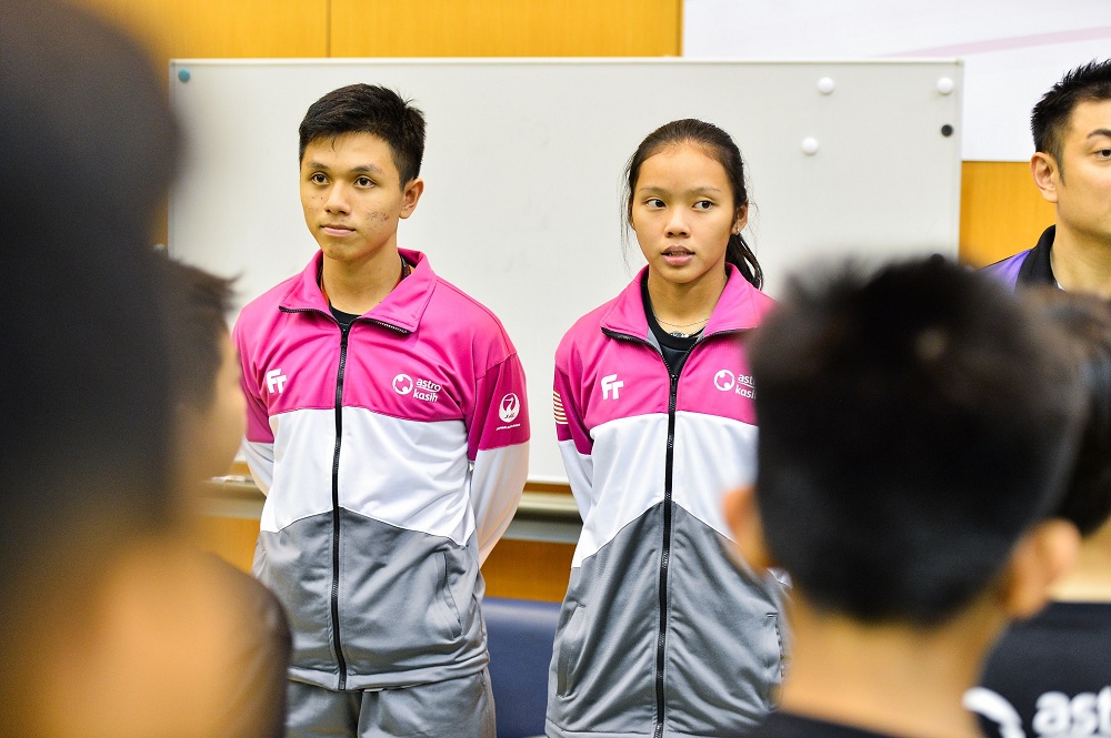 Astro Kasih Jacky (L) from Kedah and Myisha (R) from Johor were more than just the young shuttlers' 'abang' and 'kakak'.